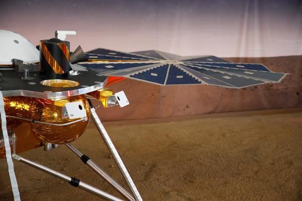 Vista de una réplica del módulo espacial InSight en el laboratorio de la NASA en La Canada Flintridge, California (Estados Unidos). 