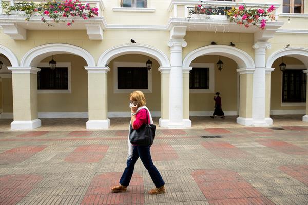 Una mujer protegida con mascarilla camina por la Zona Colonial, hoy, en Santo Domingo (República Dominicana), este 30 de diciembre de 2021. 