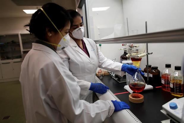 Investigadores trabajan en el Instituto de Investigaciones Científicas y Servicios de Alta Tecnología (INDICASAT AIP) este lunes, en Ciudad de Panamá, Panamá.