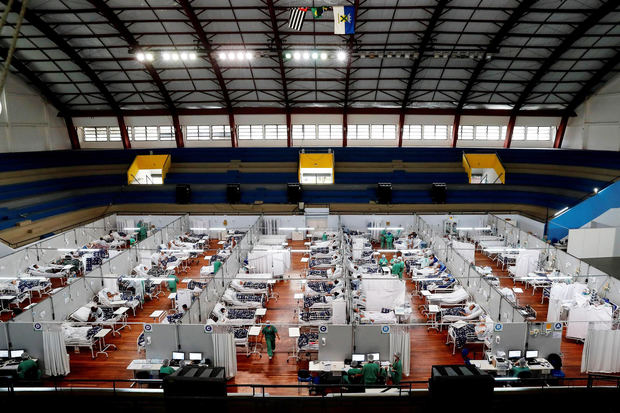 Fotografía general de pacientes en tratamiento por la Covid-19, en el Hospital Municipal de Campaña Pedro Dell Antonia, el 15 de abril de 2021 en la ciudad de Santo André, en el estado de Sao Paulo, Brasil.