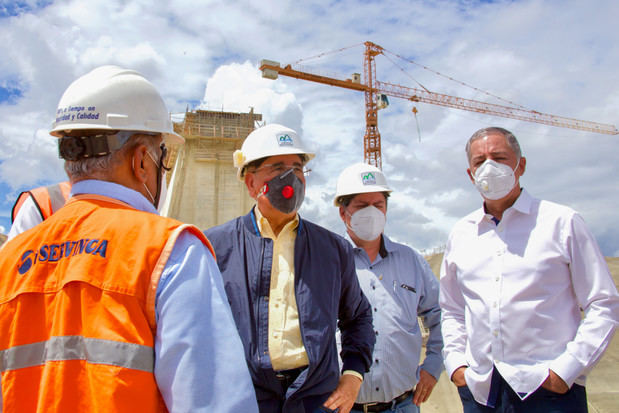El presidente Danilo Medina constató los avances del proyecto múltiple Monte Grande, que comprende la construcción de la presa del mismo nombre y otras obras para el control de inundaciones en la cuenca baja del río Yaque del Sur.