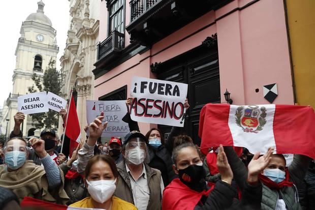 Un grupo de personas protesta en contra del canciller peruano, Héctor Bejar, en los exteriores del palacio de Torre Tagle, sede de la Cancillería, hoy en Lima.