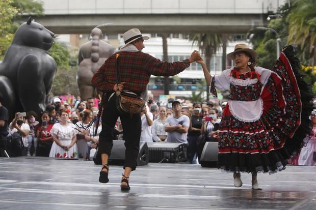 Integrantes de la compañía de baile 'Cultura viva adulto mayor' se presentan este jueves, en Medellín, Colombia.