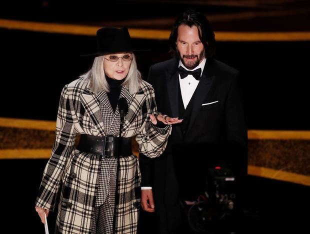 La actriz Diane Keaton en el escenari del Dolby Theater junto al actor Keanu Reeves.