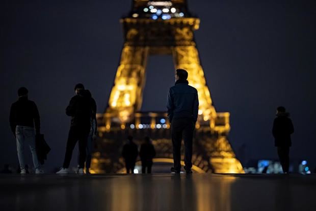 Avenidas desiertas, calles vacías, ocio cerrado. París es una ciudad apagada esta madrugada... pero no del todo y con retraso.