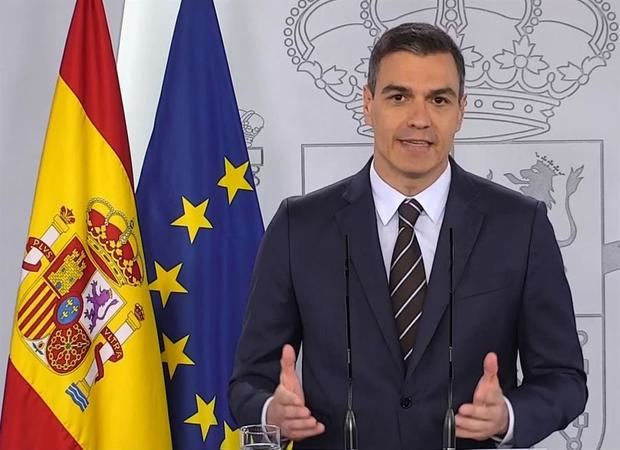 Captura de la señal institucional de la Moncloa, del presidente del Gobierno español, Pedro Sánchez, durante la rueda de prensa que ha ofrecido este sábado desde el Palacio de la Moncloa.