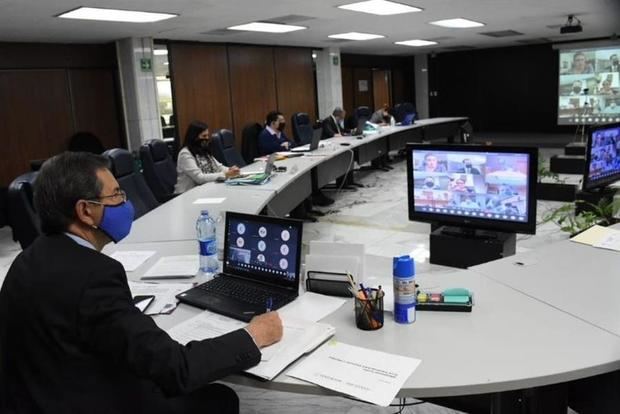 Fotografía cedida este miércoles por la Secretaría (Ministerio) de Educación Pública que muestra a su titular Esteban Moctezuma en un conferencia virtual en la Ciudad de México, México.