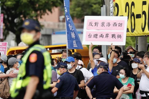 Un manifestante muestra una pancarta que dice 'Oponerse a la visita de Pelosi para evitar la guerra del Estrecho de Taiwán' durante la visita de la presidenta de la Cámara de Representantes de Estados Unidos, Nancy Pelosi, en el Parque Cultural de Derechos Humanos Jingmei en Taipei, Taiwán.