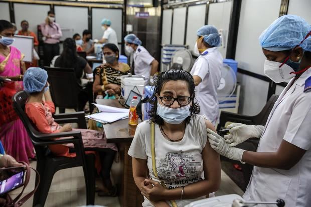 Una joven reacciona al recibir la vacuna contra el coronavirus en el Hospital Shatabdi en Bombay, India.