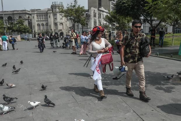 Varias personas visitan el centro de Lima (Perú), en una fotografía de archivo.