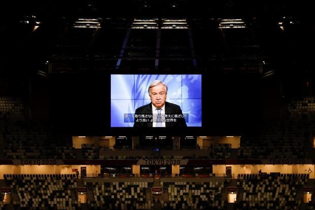 El secretario general de la ONU, Antonio Guterres interviene por videoconferencia en la ceremonia inaugural de los Juegos Olímpicos de Tokio en el Estadio Olímpico este viernes en la capital japonesa.