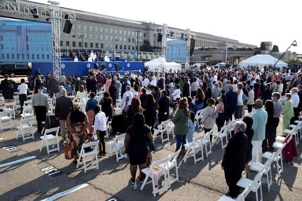 Personas asisten a un acto para recordar a las víctimas de los atentados del 11S en el Pentágono en Arlington, Virginia, EE.UU. este 11 de septiembre de 2021.