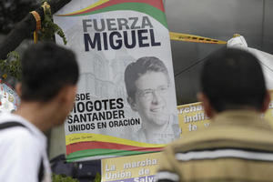 Fotografía de personas orando en un altar improvisado frente a la Fundación Santa Fe, lugar donde permanece hospitalizado el senador colombiano Miguel Uribe Turbay. Fotografía de personas orando en un altar improvisado frente a la Fundación Santa Fe, lugar donde permanece hospitalizado el senador colombiano Miguel Uribe Turbay. 