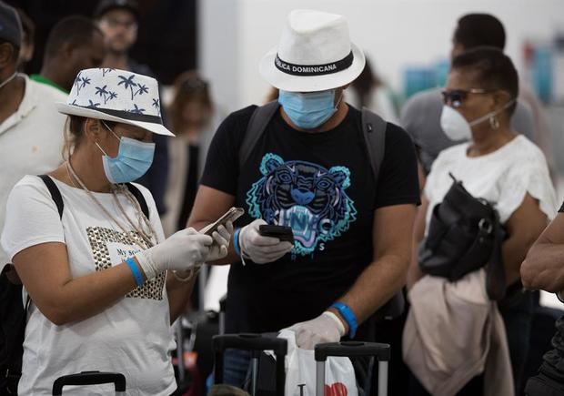 Pasajeros hacen fila para abordar este viernes el primer vuelo ferry fletado por la compañía Iberia para sacar de la República Dominicana a los españoles que se han encontrado sin posibilidad de salir del país a causa de la crisis del coronavirus, el cual despegó desde el aeropuerto internacional de Las Américas.