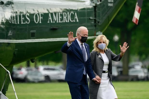 El presidente de Estados Unidos, Joe Biden, y la primera dama Jill Biden caminan en la Casa Blanca en Washington, EE.UU.