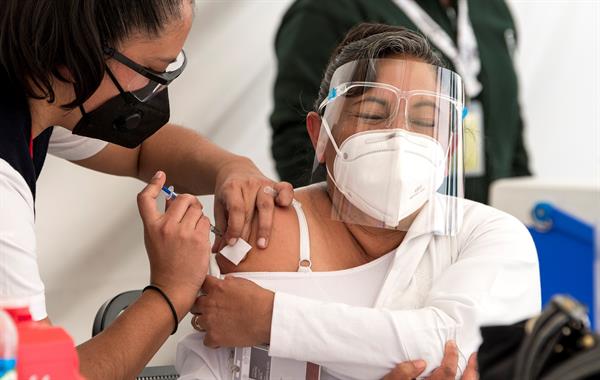 Personal de la Salud recibe la vacuna de Pfizer-BioNTechal contra la covid-19 el 1 de abril de 2021 en Saltillo, en el norteño Estado de Coahuila (México). 