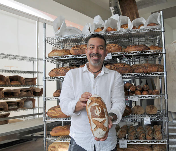 Don Guerra, nombrado el mejor panadero artesanal de los Estados Unidos, fue registrado al posar para Efe, en Tucson, Arizona, EE.UU.