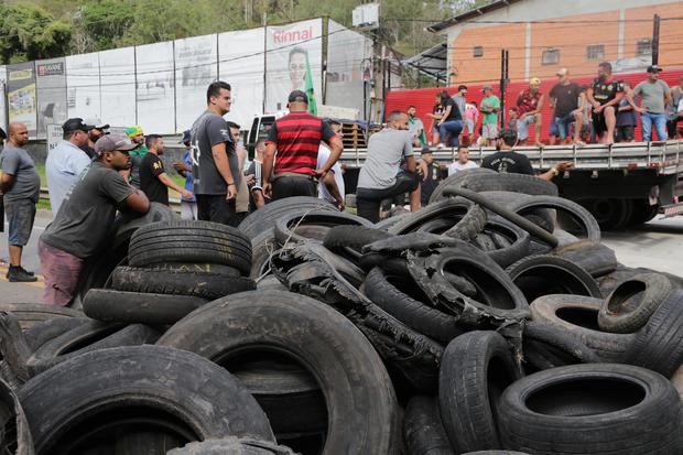 Simpatizantes de Jair Bolsonaro bloquean hoy una carretera para protestar contra los resultados de las elecciones presidenciales, en el kilómetro 76 de la carretera RJ 116 cerca a Nova Friburgo, Brasil.