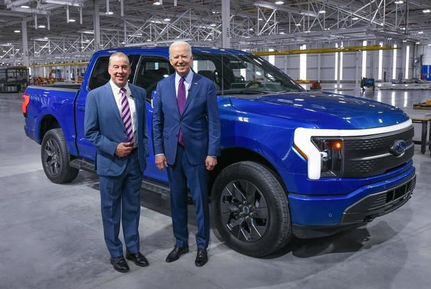 Fotografía cedida por Ford donde aparece su presidente ejecutivo, Bill Ford (i), mientras posa con el presidente, Joe Biden (d), frente a la 'pickup' (camioneta) eléctrica F-150 Lightning el 18 de mayo de 2021 en Dearborn, Michigan, EE.UU.