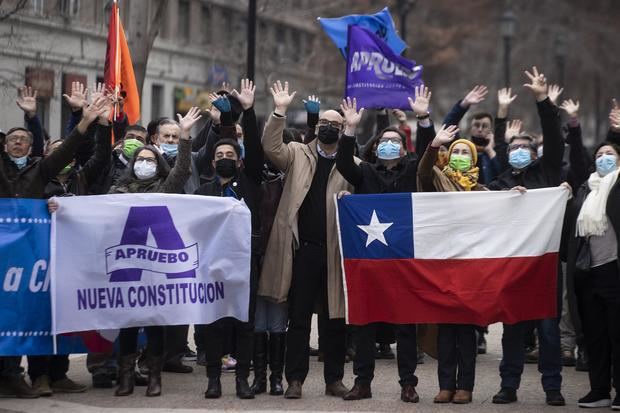 Simpatizantes de que se apruebe la nueva constitución chilena en el plebiscito del 4 de septiembre participan en el arranque de la campaña, hoy, en Santiago, Chile.