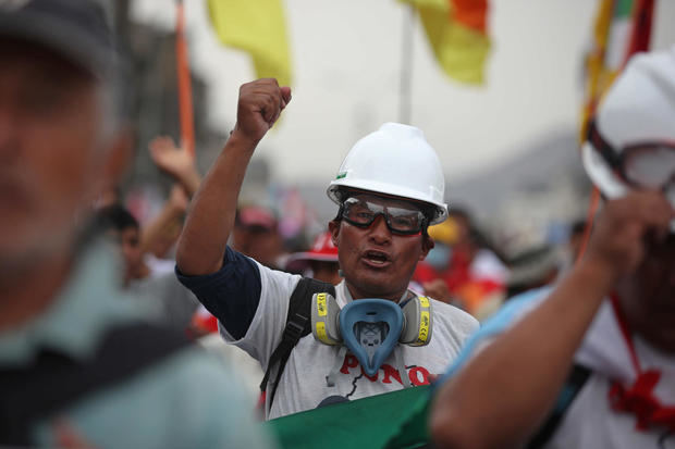 Un hombre grita arengas mientras participa en una nueva manifestación antigubernamental, en Lima, Perú.
