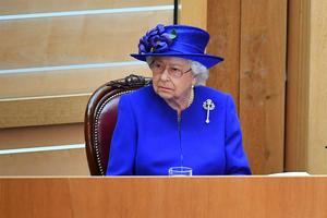 La reina Isabel II no gana para disgustos
 

 
