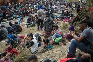 Una caravana de miles de migrantes hondureños refleja la crisis de su país