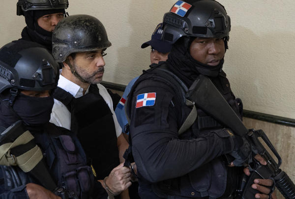 El empresario Antonio Espaillat (i), propietario de la discoteca Jet Set, cuyo techo se desplomó el pasado 8 de abril causando la muerte de 236 personas y heridas a más de 180