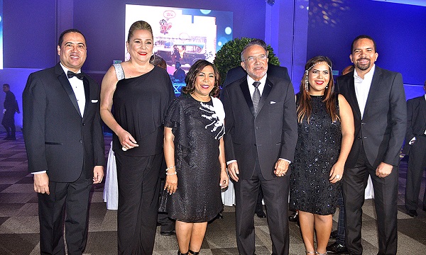 Ramón Almanzar, Jatnna Tavárez, Zoila Puello, Víctor Araujo, Marielle Araujo y Vian Araujo