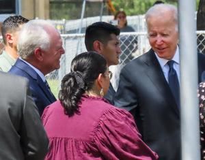 Biden visita Uvalde y promete "hacer algo" tras la masacre en una escuela