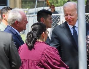 Biden visita Uvalde y promete 