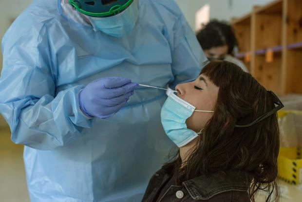 Un sanitario realiza una prueba PCR a una chica durante el cribado celebrado en Ribadavia a la población de 16 a 30 años.