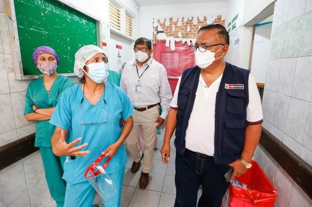 Fotografía cedida hoy por el Ministerio de Salud de Perú que muestra al ministro Hernán Condori Machado durante una visita al Hospital San Juan de Lurigancho, en Lima.