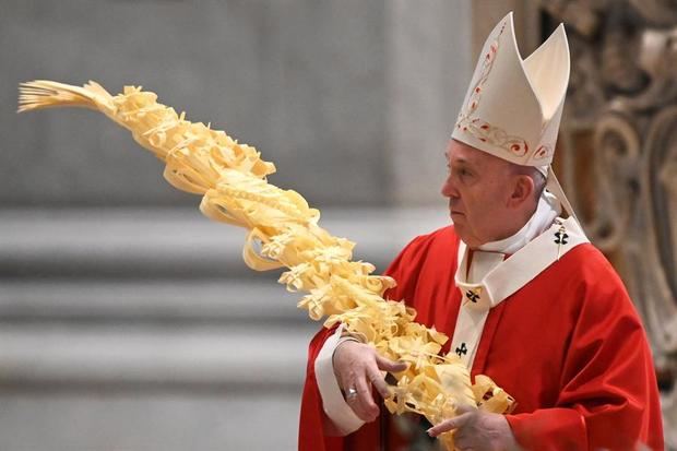 El papa inicia una Semana Santa sin fieles por el coronavirus.