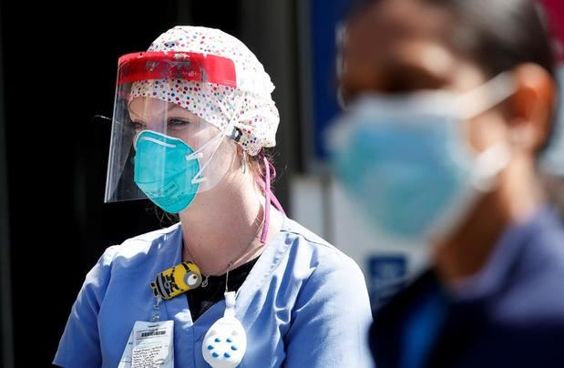 Un grupo de enfermeras se reúne para una huelga y una conferencia de prensa sobre su falta de equipo de protección personal (EPP) fuera del hospital Montefiore en el Bronx, Nueva York, EE. UU.