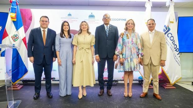 Eduardo Sanz Lovatón, Gianna Franjul, Gloria Reyes, Fernando Pinales, Isabel Puig, Jorge Morales.