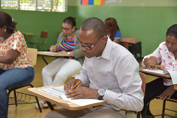Educadores reciben evaluaciones del Ministerio