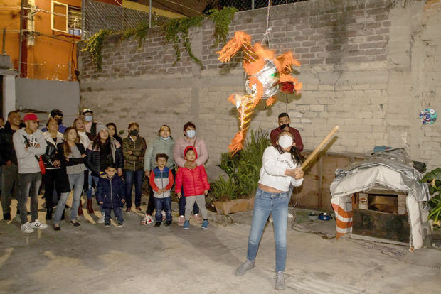 Personas participan en una posada navideña en la alcaldía Coyoacán, el 19 de diciembre de 2021, en la Ciudad de México.