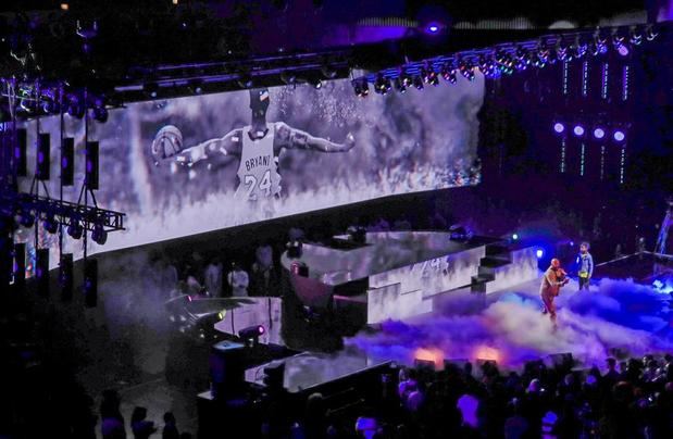 El rappaer estadounidense Common se presenta, antes del comienzo del juego All Star de la NBA, entre Team Lebron y Team Giannis, en el United Center de Chicago (Illinois, EE. UU.).