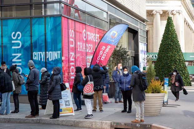 Personas hacen fila para tomar una prueba de covid-19 en Albee Square en Nueva York (EE.UU.), este 23 de diciembre de 2021.