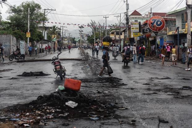 Personas caminan por una calle, luego de una protesta en Puerto Príncipe (Haití), en una fotografía de archivo.
