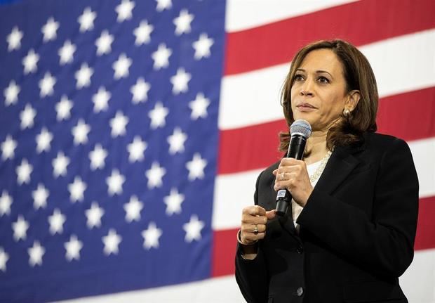 Precandidata demócrata Kamala Harris mientras pronuncia un discurso, en Nashua, New Hampshire, EE.UU. 