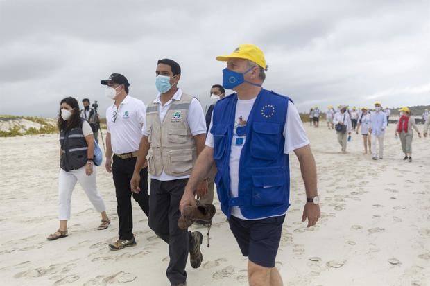 otografía cedida por la Unión Europea (UE) que muestra a representantes de la iniciativa de la UE de limpieza de microplásticos recorriendo, el 15 de octubre de 2021, una playa de Galápagos, Ecuador.
