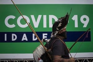 Un grupo de índigenas del pueblo Satere-Mawe protestan este miércoles, frente a una sala del Hospital Nilton Lins, construida para tratar los casos de la Covid-19 de los pueblos indígenas, en Manaos (Brasil).