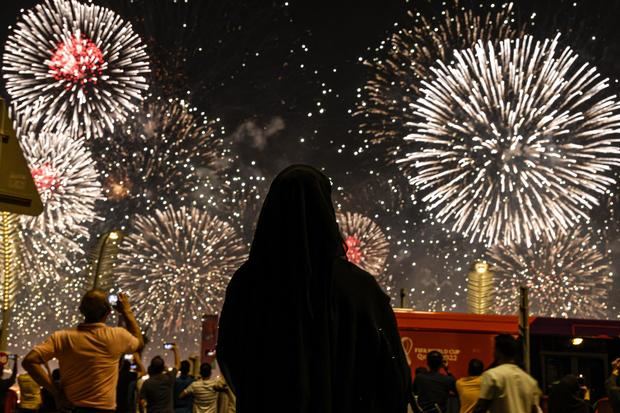 Fuegos artificiales durante la inauguración del 'FIFA Fan Festival' este sábado en Doha, en el que se interpretó el primer himno de la fiesta, 'Tukoh Taka'.El Mundial FIFA Qatar 2022 se disputará en el país árabe del 20 de noviembre al 18 de diciembre.