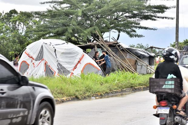 Pobladores instalan carpas en zonas seguras luego de que el gobierna emitiera alerta roja y ordenara evacuar las zonas bajas de la costa norte de Honduras debido al aumento de las lluvias por causa del huracán Julia, hoy en La Lima, Honduras.