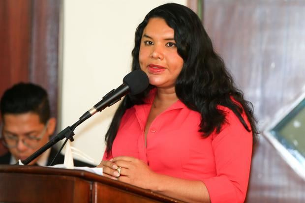 Diane Rodríguez, CEO de la Cámara LGBTQ+ de Comercio Ecuador, habla durante un evento en Quito, Ecuador.
