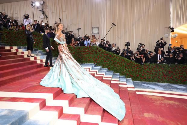 Blake Lively en la alfombra roja de la Met Gala 2022, el evento benéfico anual del Instituto de Vestuario del Museo Metropolitano de Arte, el 2 de mayo de 2022.