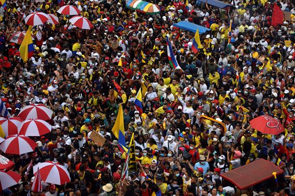 Miles de personas marchan el 20 de mayo de 2021 durante una nueva jornada del Paro Nacional en contra del Gobierno de Iván Duque y la violencia policial, en Cali (Colombia). 