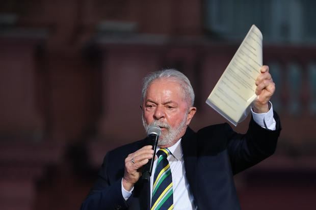 El ex presidente de Brasil, Luiz Inácio Lula da Silva, habla durante un acto popular del presidente de Argentina, Alberto Fernández, hoy, en Buenos Aires, Argentina.